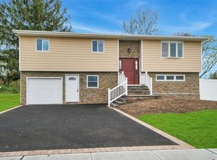 124 Haypath Rd, Bethpage, NY 11714