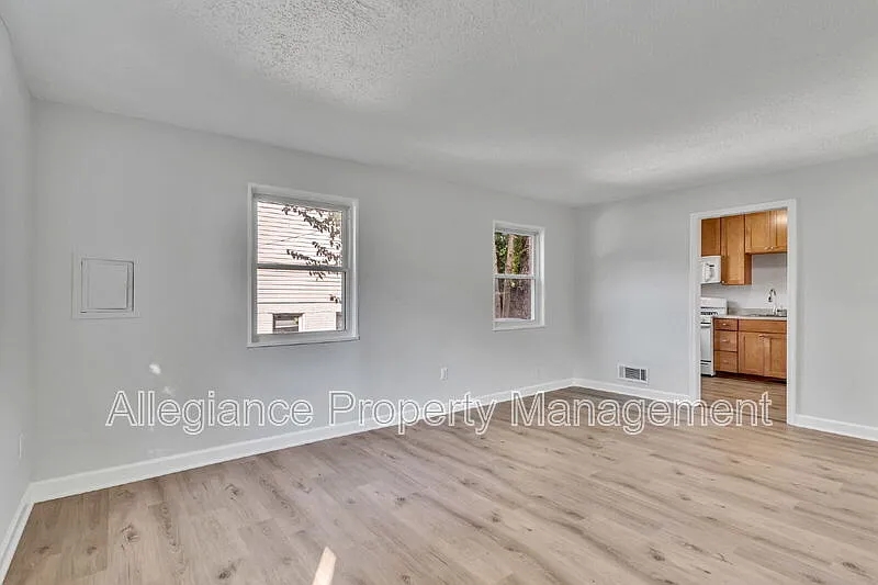 2 bed, 1.0 bath, 896 sqft, $2,500 — Photo 2