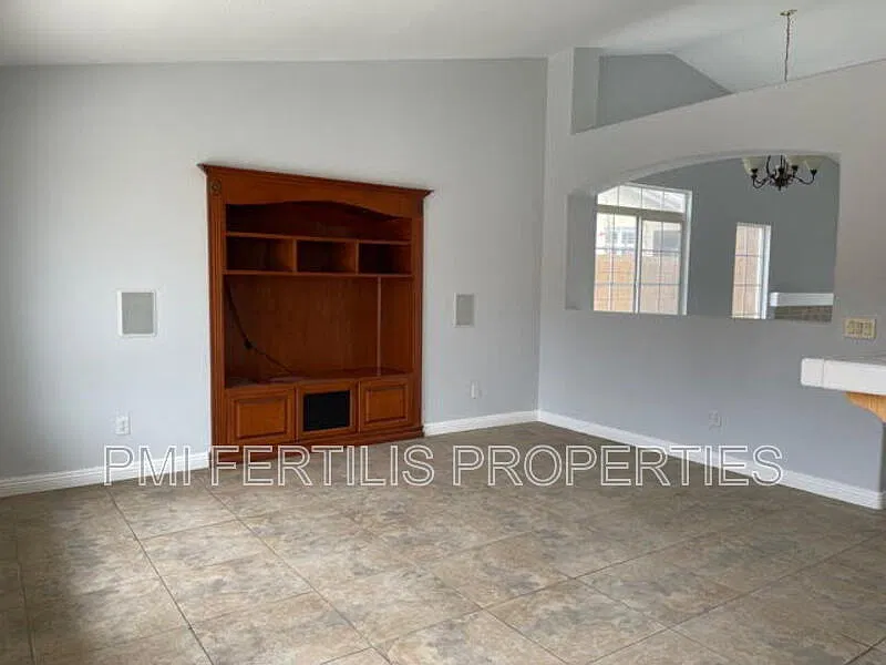 4 bed, 2.0 bath, 1812 sqft, $3,250 — Photo 4