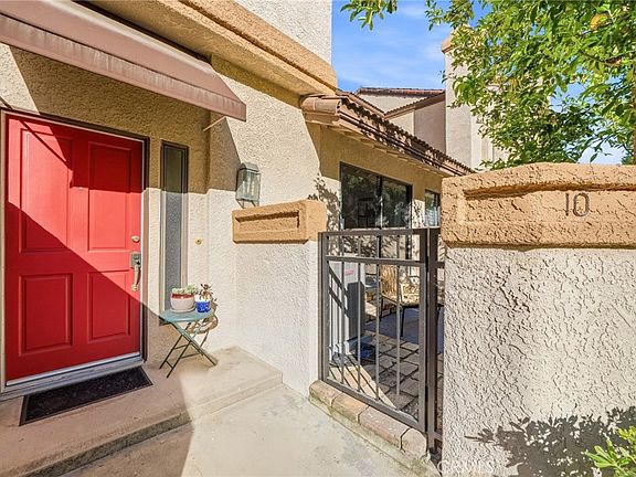 2nd image of 10 Deerpath Pl