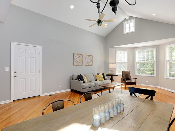 3rd image of 907 N Wood St #3N