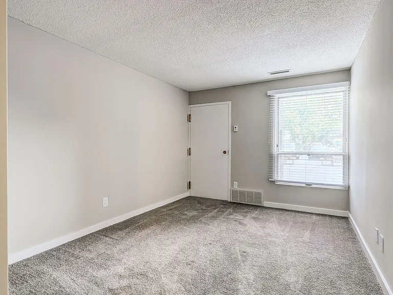 Castlewood Apartments — Photo 5