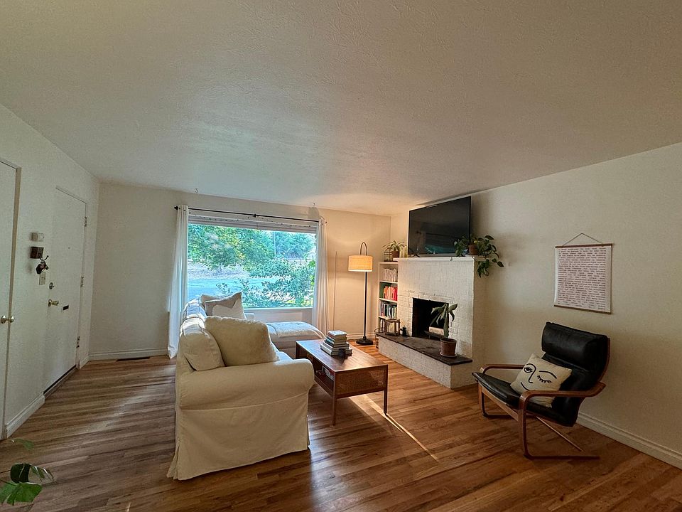 Light bright open with honeycomb blinds, fireplace