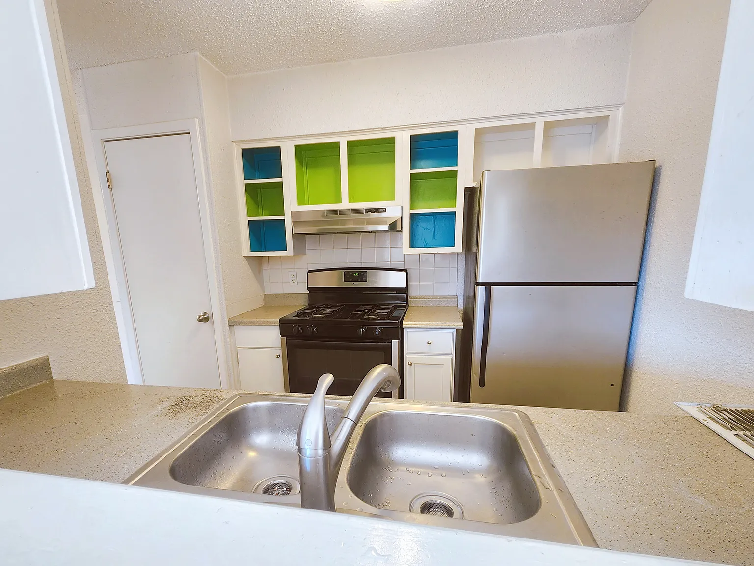 1 bed, 1.5 bath, 1100 sqft, $1,300 — Photo 4