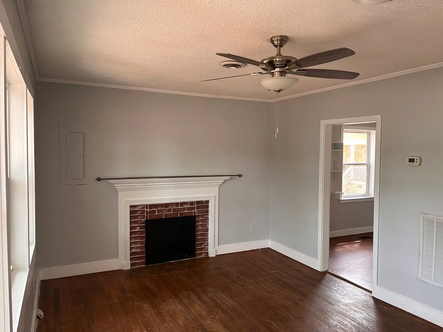 Newly Painted Single Family Home located in the Midtown — Photo 2