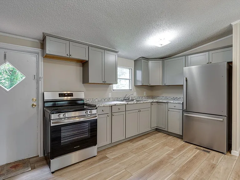 842 Emery Rd — Photo 10