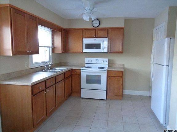 5th image of 122B Frederick Ave