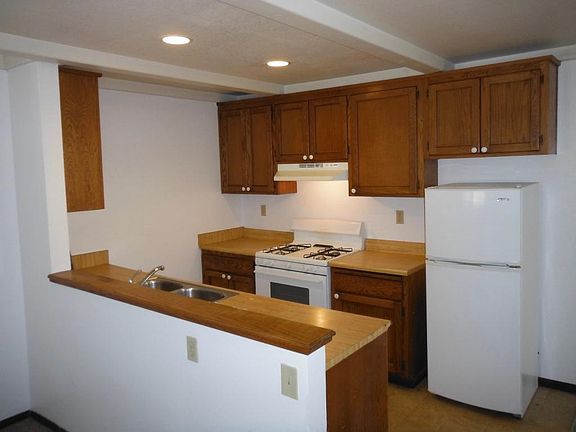 Updated and clean kitchen appliances