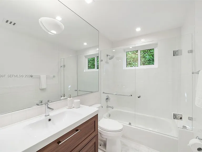 1316 N Venetian Way — Photo 37