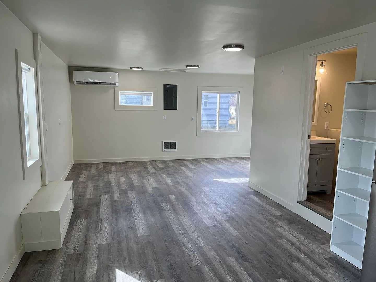 Updated Studio Apartment in Hamilton — Photo 3