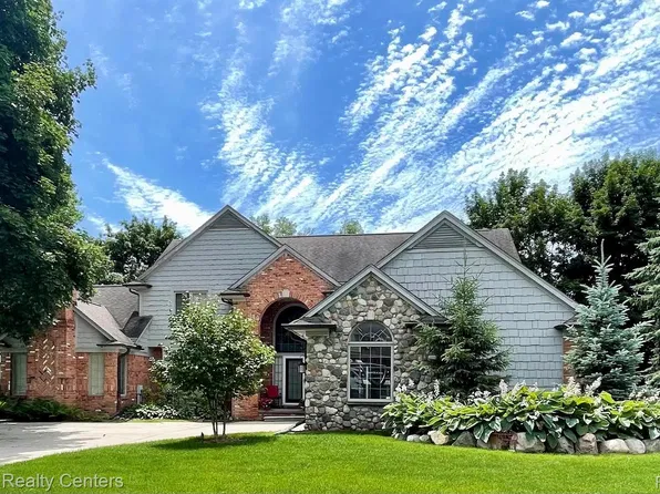 3103 Pine Tree Ct, Waterford, MI 48329