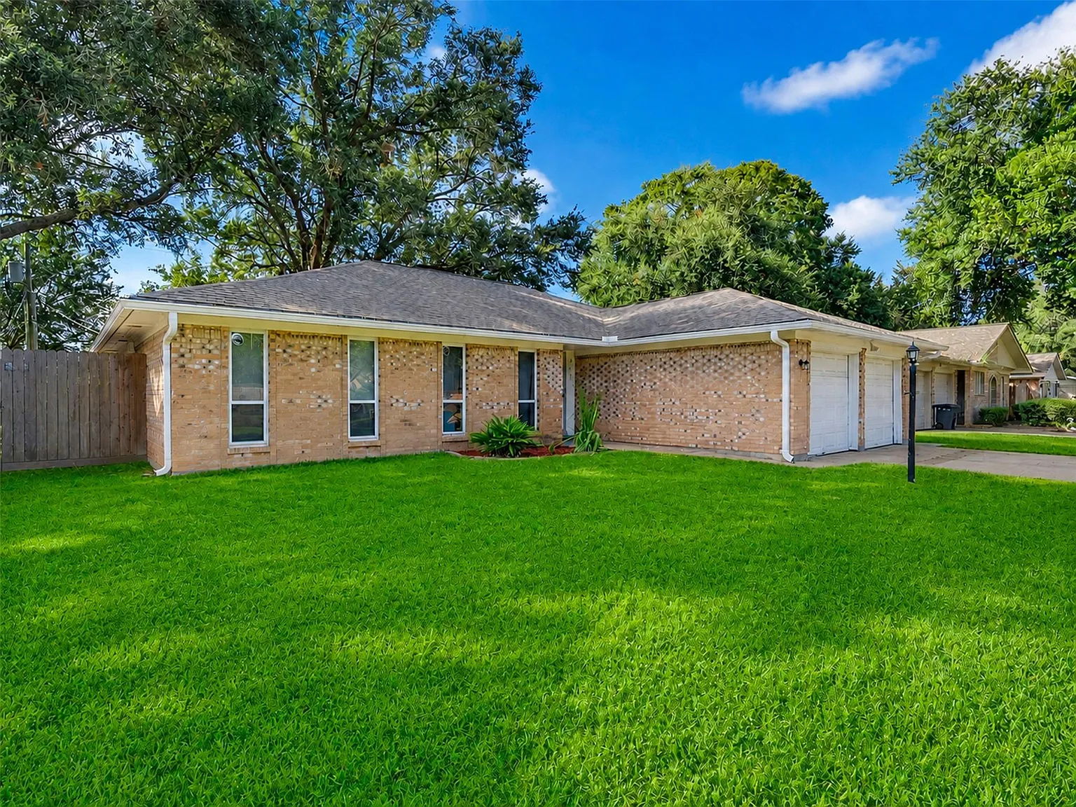 3 bed, 2.0 bath, 1375 sqft, $2,300 — Photo 2