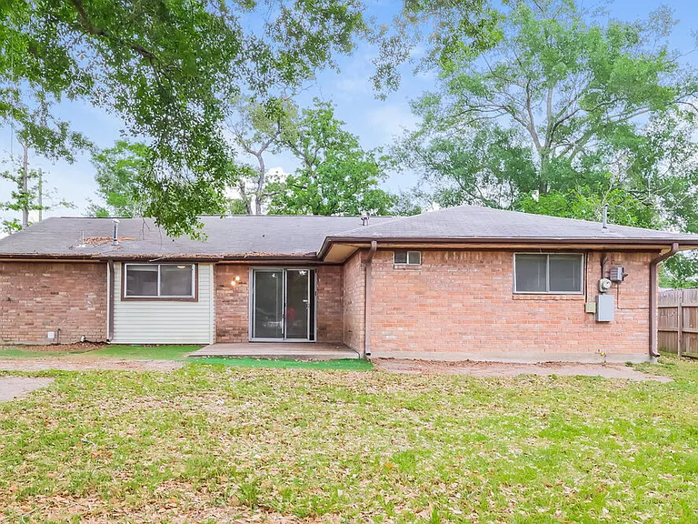 200 Montrose Cir — Photo 16