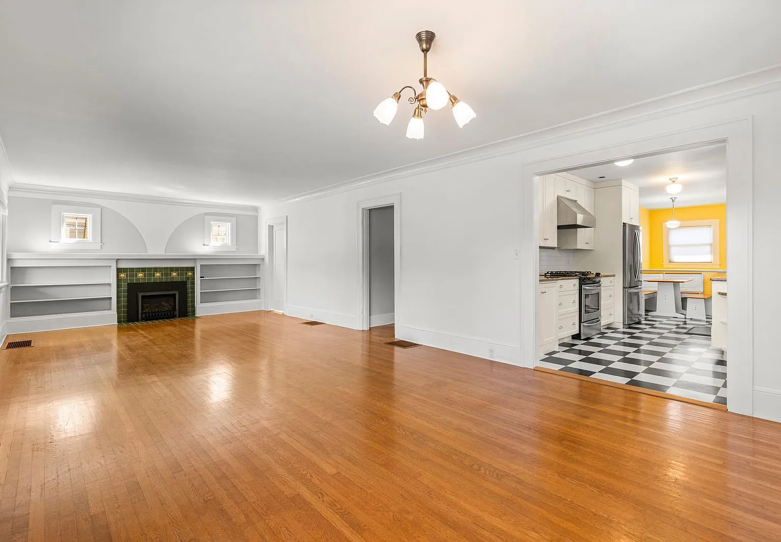 3 bed, 2.0 bath, 2192 sqft, $3,795 — Photo 4
