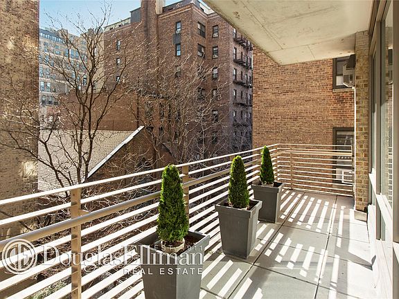 3rd image of 120 W 72nd St APT 4A