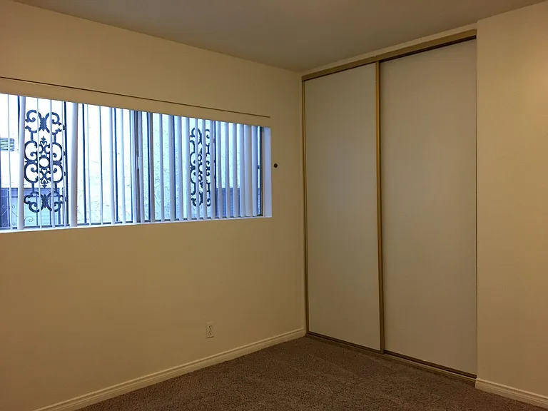 116 N Western Ave — Photo 16