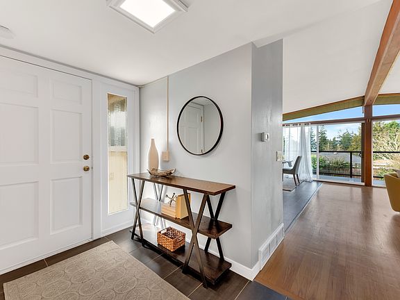 Inviting entry with lots of room