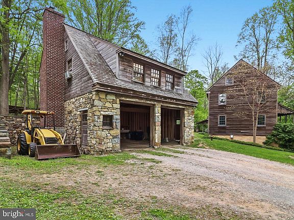 5th image of 3063 Creek Rd