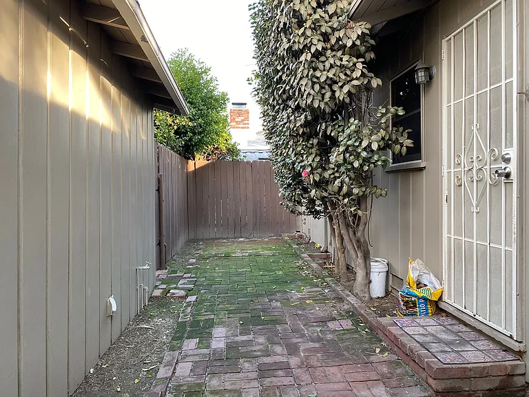 4845 1/2 Agnes Ave — Photo 15