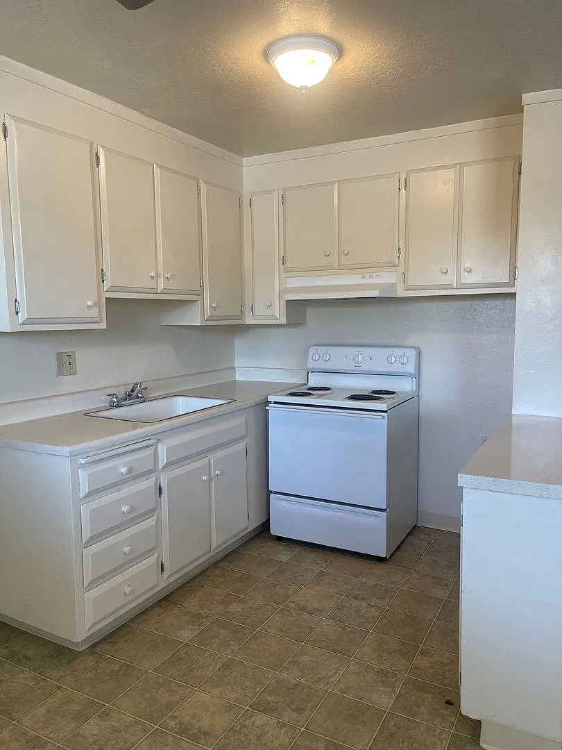 Lake Crest Apartments — Photo 3