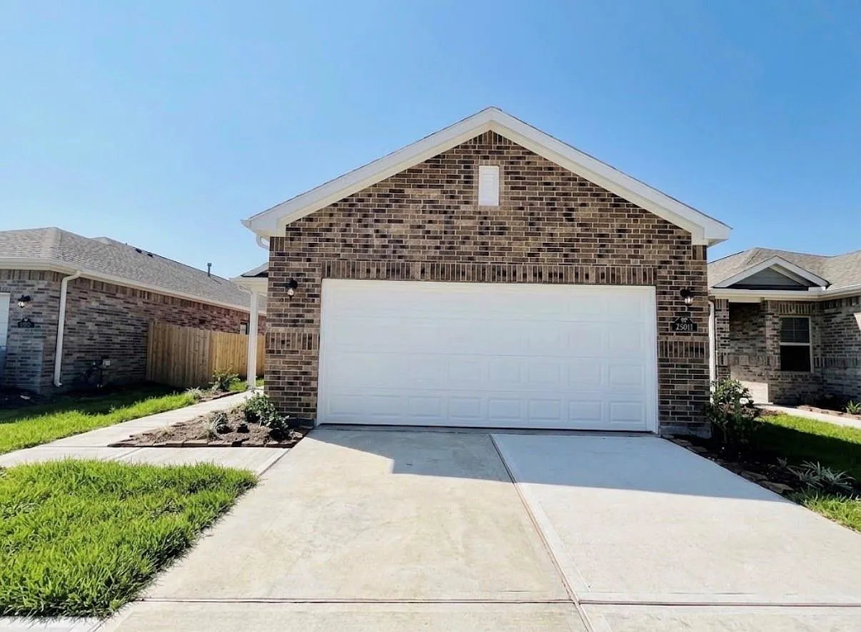 4 bed, 2.0 bath, 1595 sqft, $2,200 — Photo 1