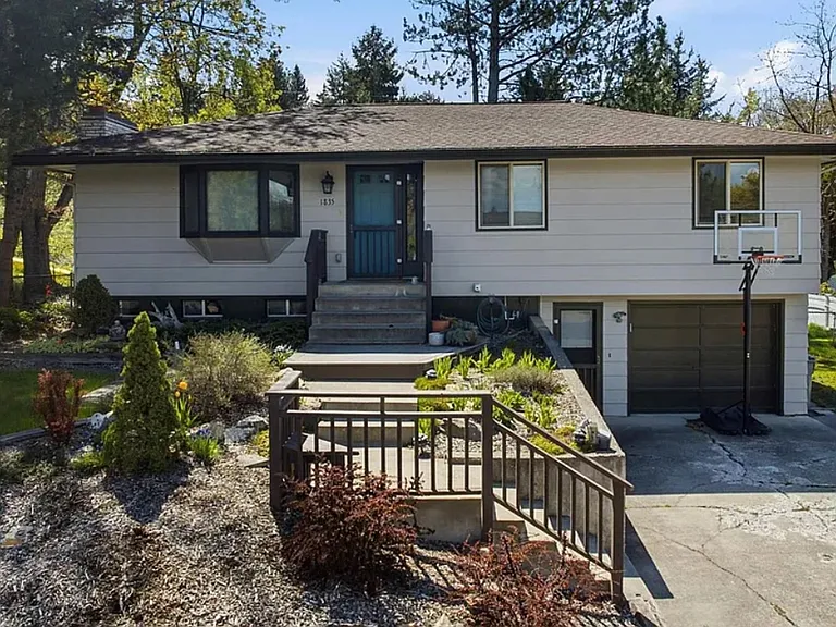 1835 NW Turner Dr — Photo 2