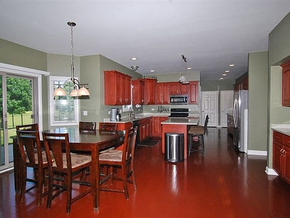 5th image of 395 Monterey Dr