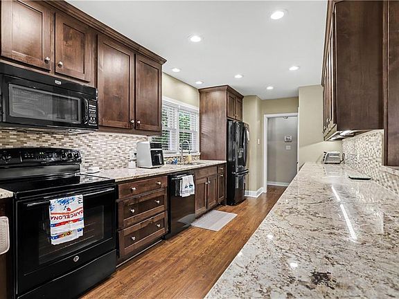 5th image of 975 Cardova Dr NE