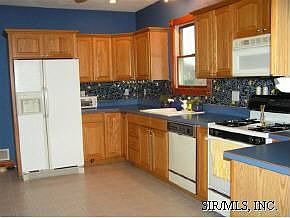 UPDATED KITCHEN-ALL APPLIANCES STAY