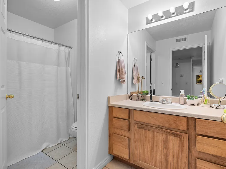 567 N University Ave #210 — Photo 8