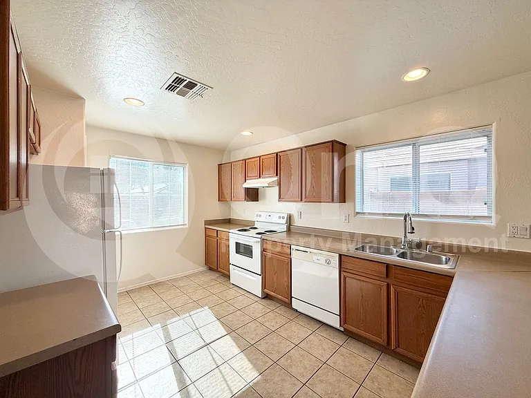 3425 S 95th Dr — Photo 9