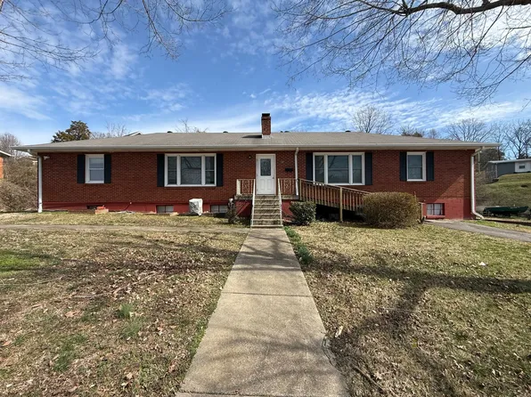 Charming 2 Bed, 1 Bath Triplex, 109B Duke St, Ashland City, TN 37015