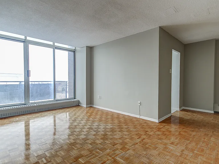 15 Eastbourne Dr — Photo 5