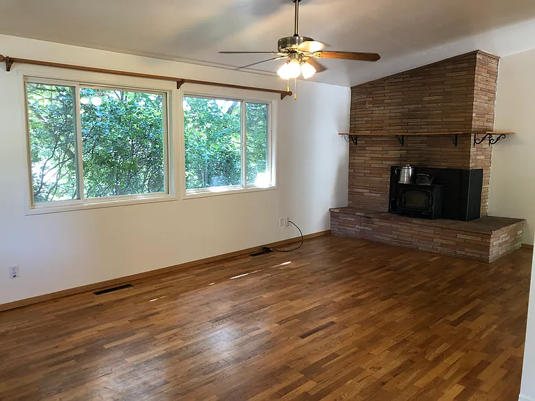 215 NW Webb St #UPPER — Photo 8