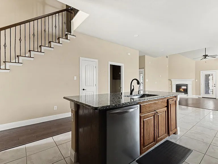 604 Darby Ln — Photo 13