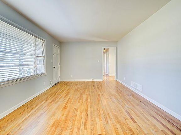 3rd image of 210 Deerwood Dr