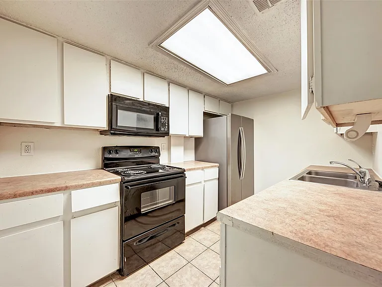2401 Leon St #300 — Photo 7