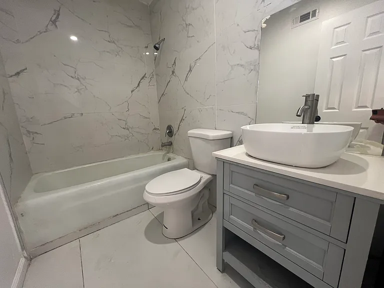 312 W 37th St #D — Photo 7