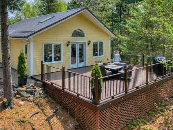 7 Lakeview Rd, Lunenburg, NS B0R 1E0