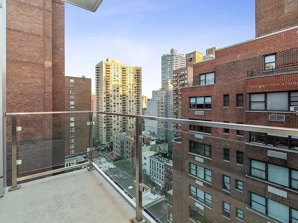 227 Lexington Avenue image 1 of 6