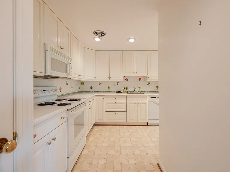 704 6th St SW — Photo 5