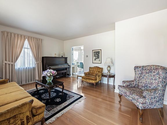 4th image of 454 Elmer St