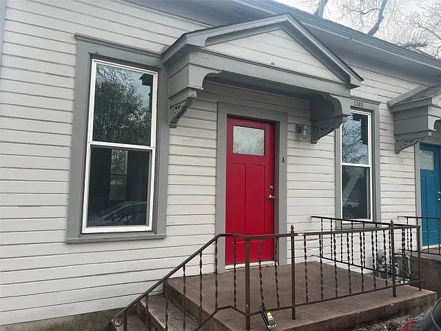 1303 E Cesar Chavez St #A — Photo 2