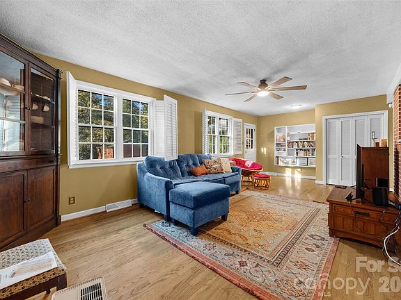 5th image of 601 Country Club Dr