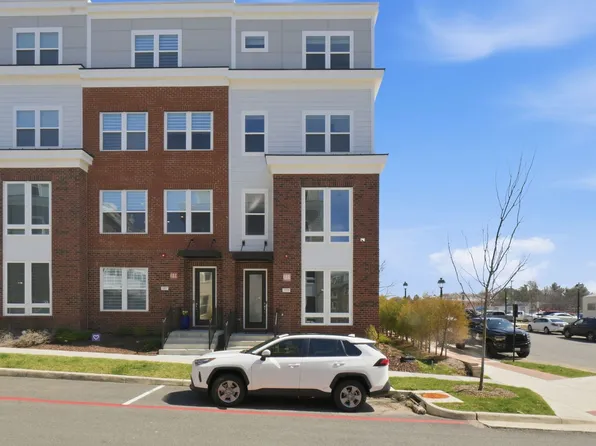 3599 Aster St, Fairfax, VA 22030