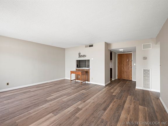 3rd image of 450 W 7th St APT 807