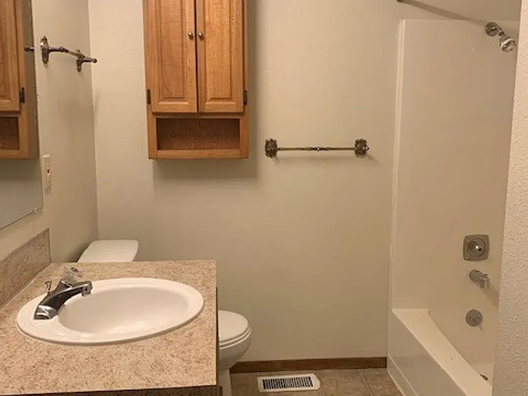 2142 Maplewood Dr S — Photo 15
