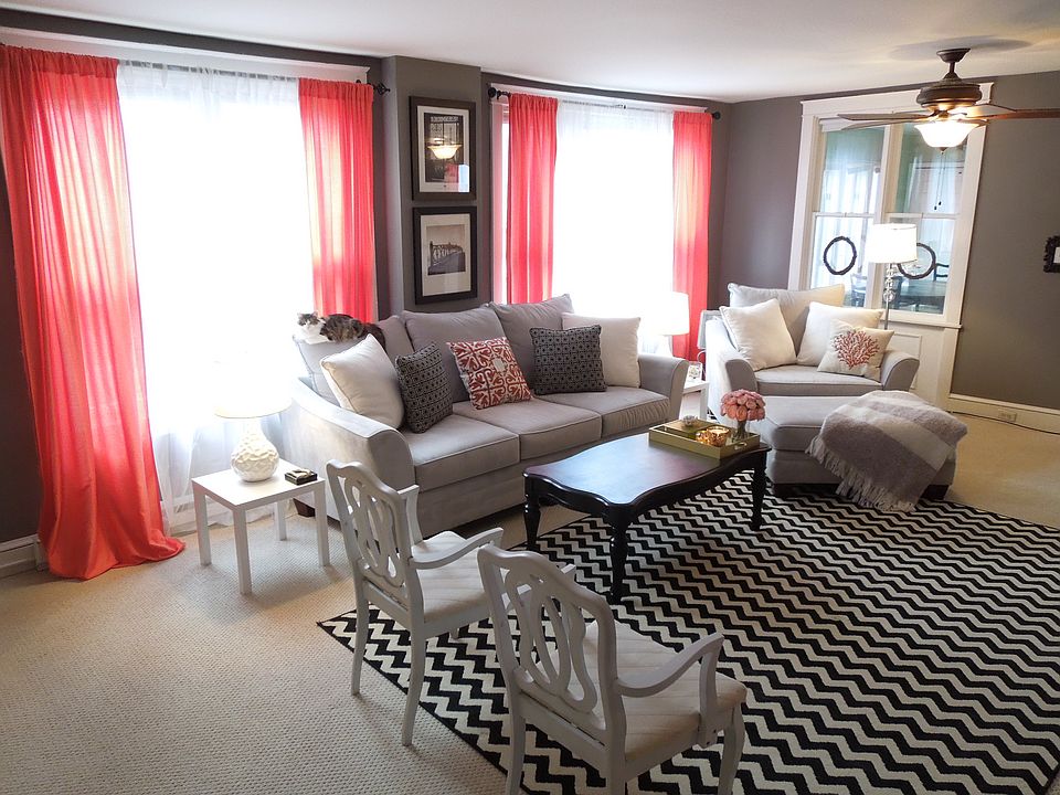 Living room (as furnished by previous tenant)