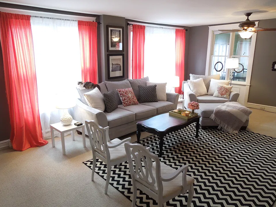 Living room (as furnished by previous tenant)