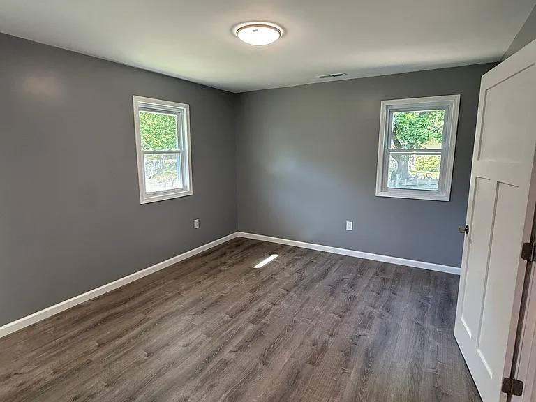 400 S Streeter Ave — Photo 5